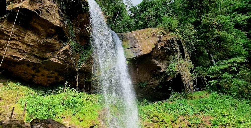 image of Diamante Waterfall, South Pacific Coast