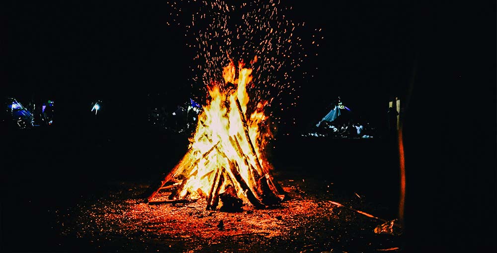 Gather for Memorable Campfire Evenings: Bond Together Around the Warmth of the Fire