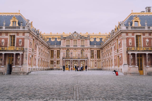 Explore Versailles: Guided Day Tour with Lunch in the Gardens from Paris